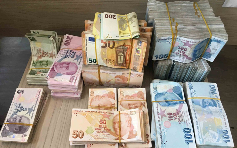 Konya'da 550 bin TL olan çantayı tokatlayıp kadın kılığında kaçmaya çalıştılar - Resim: 3