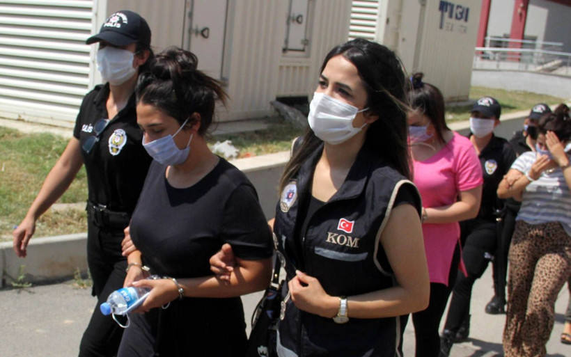 Adana'da iki kuşak tefeci aileye operasyon! Gelinleri bile işe sokmuşlar - Resim: 2