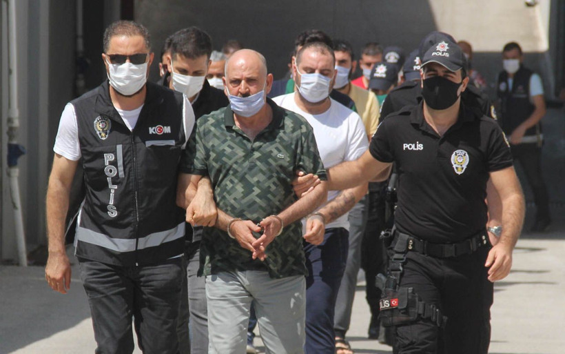 Adana'da iki kuşak tefeci aileye operasyon! Gelinleri bile işe sokmuşlar - Resim: 1