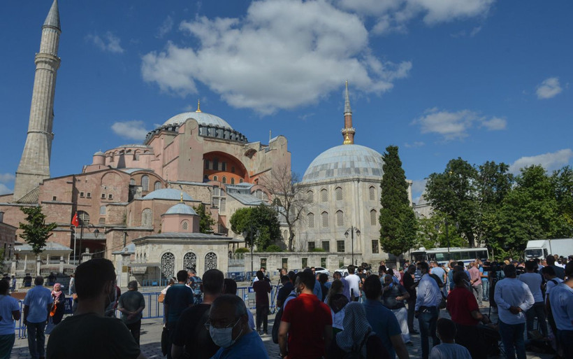 Danıştay'ın Ayasofya kararını duyanlar kutsal mekan önünde toplandı - Resim: 3