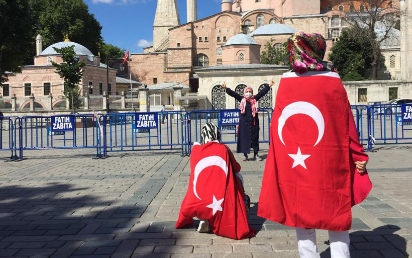 Danıştay'ın Ayasofya kararını duyanlar kutsal mekan önünde toplandı - Resim: 1
