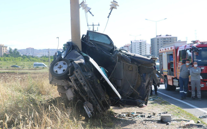Sivas'ta otomobil direğe ok gibi saplandı görenler 'Eyvah' çekti - Resim: 2