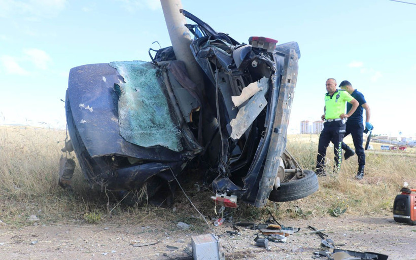 Sivas'ta otomobil direğe ok gibi saplandı görenler 'Eyvah' çekti - Resim: 1