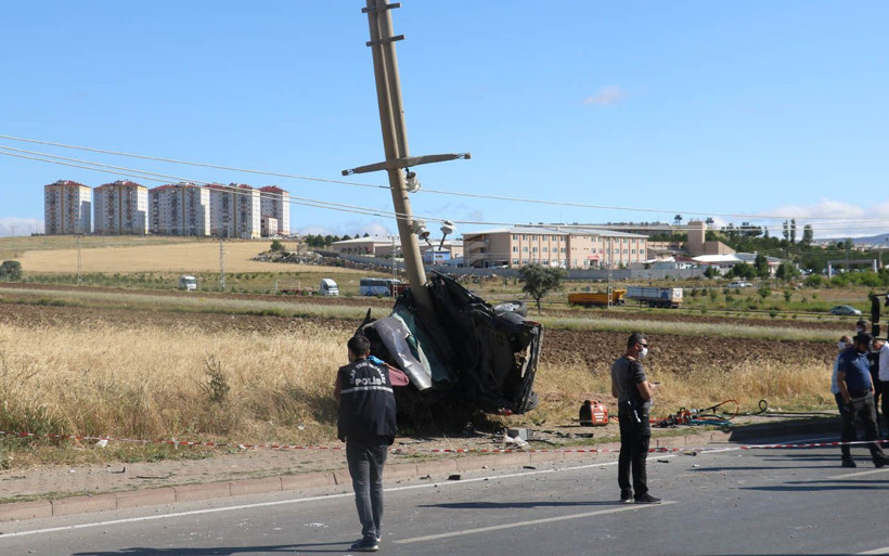 Sivas'ta otomobil direğe ok gibi saplandı görenler 'Eyvah' çekti - Resim: 3