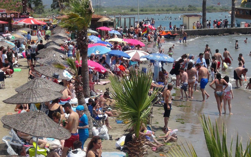 Muğla'da 'Sakin kent' diyorlar 350 kişilik plaja 3 bin kişi akın etti - Resim: 4