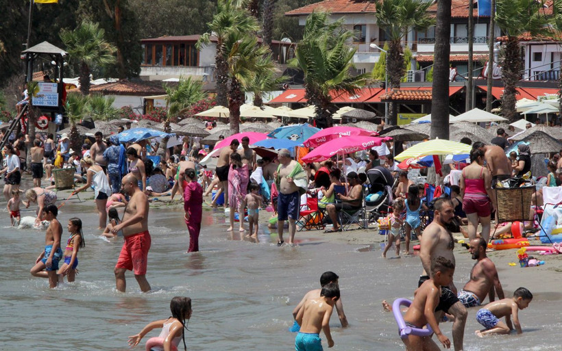 Muğla'da 'Sakin kent' diyorlar 350 kişilik plaja 3 bin kişi akın etti - Resim: 3