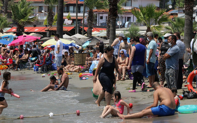 Muğla'da 'Sakin kent' diyorlar 350 kişilik plaja 3 bin kişi akın etti - Resim: 1