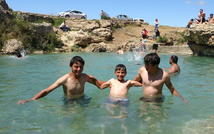 Sivas'ta uyuz olanların girdiği göle akın ettiler çorak arazide yaşanan deniz havası - Resim: 4