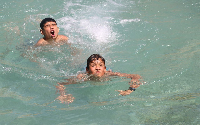 Sivas'ta uyuz olanların girdiği göle akın ettiler çorak arazide yaşanan deniz havası - Resim: 2