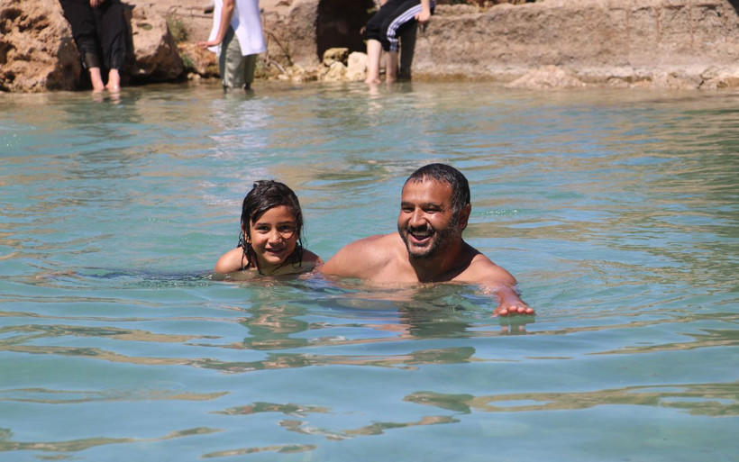 Sivas'ta uyuz olanların girdiği göle akın ettiler çorak arazide yaşanan deniz havası - Resim: 1