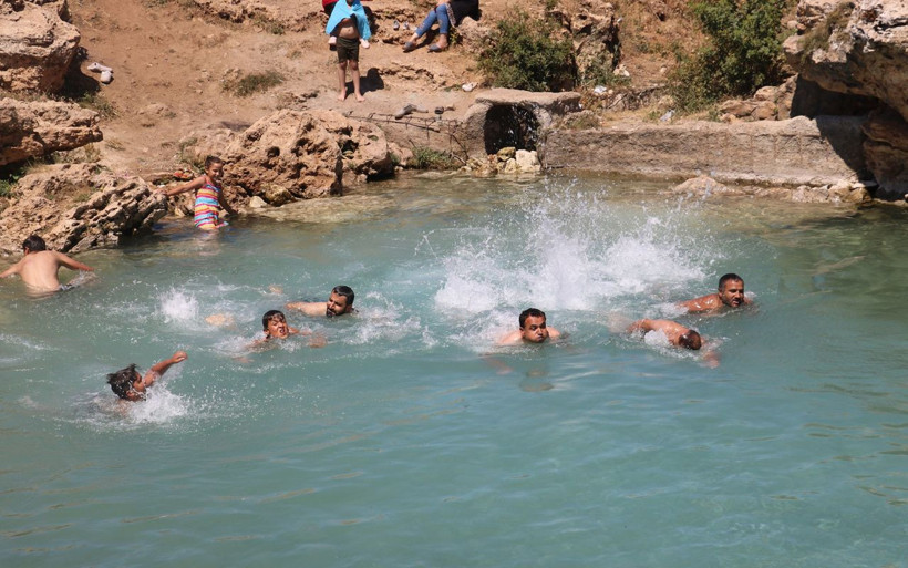 Sivas'ta uyuz olanların girdiği göle akın ettiler çorak arazide yaşanan deniz havası - Resim: 3