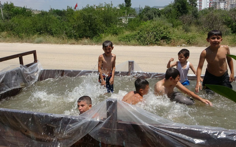 Adana'da çiftçiden örnek davranış çocuklar boğulmasın diye traktörünü havuza çevirdi - Resim: 4