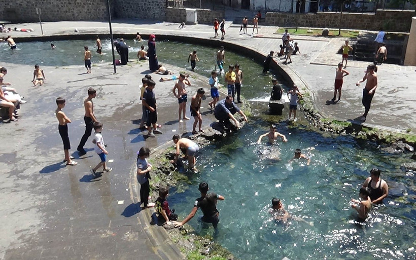 Diyarbakır'da parkta suya giren çocuklar: Koronavirüsten korkmuyoruz, o bizden korksun - Resim: 4