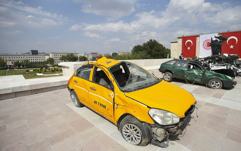 15 Temmuz'da FETÖ'cülerin ezdiği araçlar Meclis'e getirildi - Resim: 1