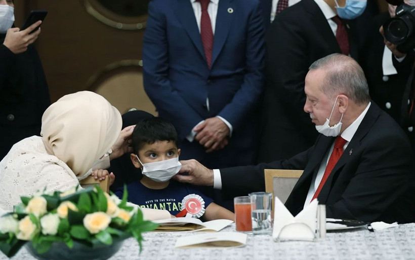 15 Temmuz şehitlerinin yakınları Erdoğan'la biraraya geldi - Resim: 1