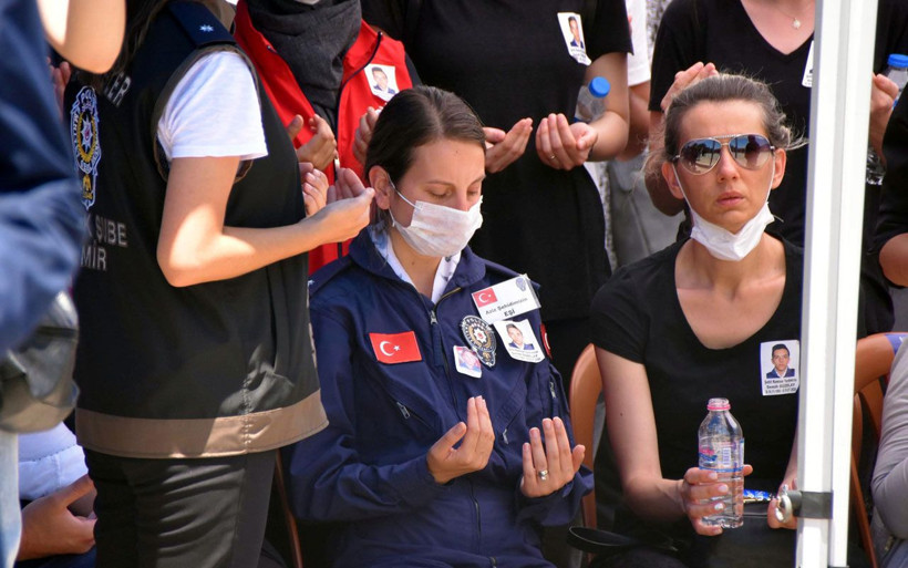 Şampiyon Şehit Semih Güzelay İzmir'de son yolculuğuna uğurlandı - Resim: 1