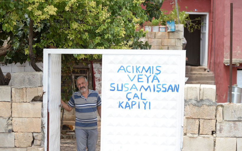 Mardin'de yazdığı yazıyla tanımadığı kişileri sofrasında ağırlıyor - Resim: 2