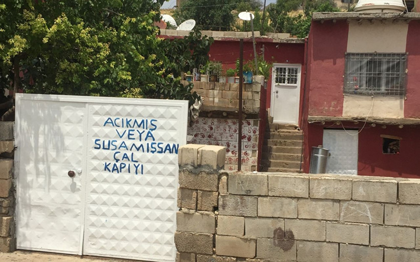 Mardin'de yazdığı yazıyla tanımadığı kişileri sofrasında ağırlıyor - Resim: 4