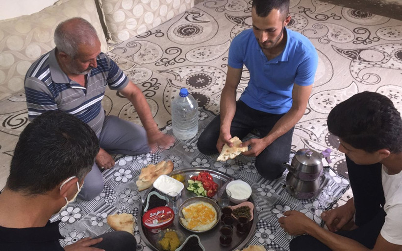 Mardin'de yazdığı yazıyla tanımadığı kişileri sofrasında ağırlıyor - Resim: 3