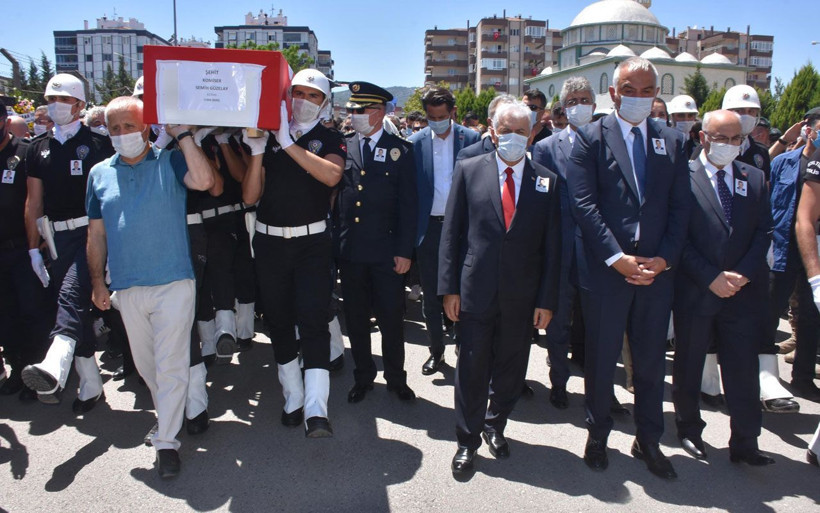 Şampiyon Şehit Semih Güzelay İzmir'de son yolculuğuna uğurlandı - Resim: 2