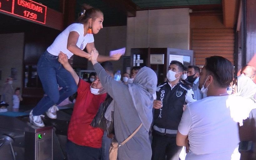 Eminönü İskelesi'nde iki kadın birbirine girdi güvenlik görevlisi araya girdi - Resim: 3