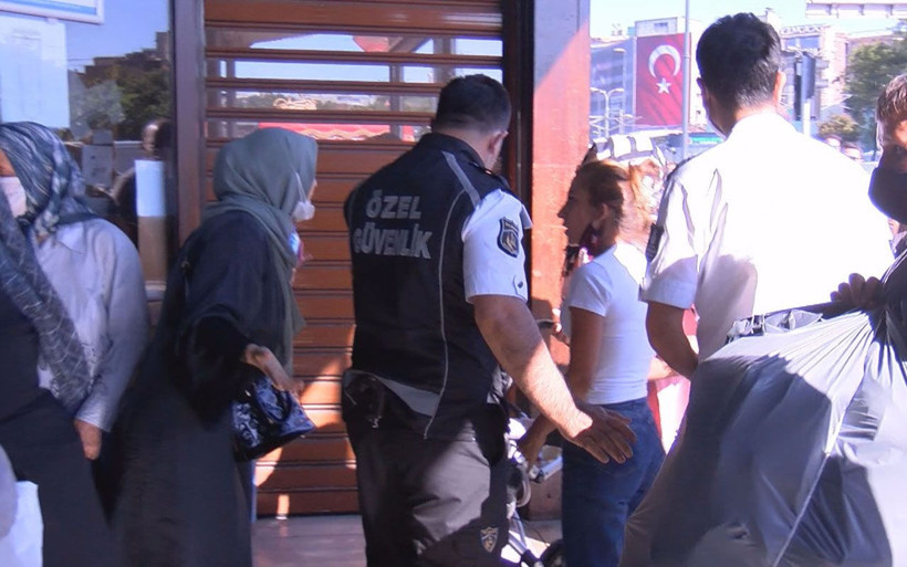 Eminönü İskelesi'nde iki kadın birbirine girdi güvenlik görevlisi araya girdi - Resim: 1