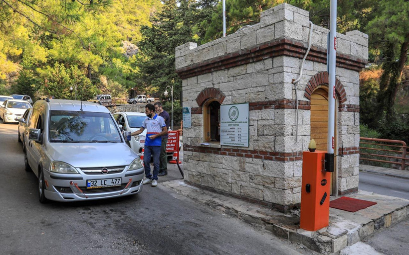Antalya'da piknik yapmaya koşuldu mesire alanı girişinde 2 kilometrelik kuyruk - Resim: 1