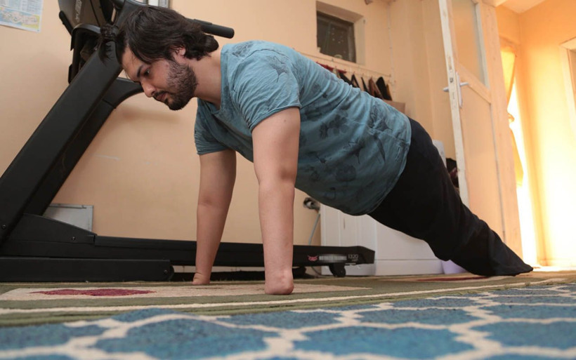 Kahramanmaraş'ta elsiz ve ayaksız dünyaya gelen Hakan'ın örnek hikayesi - Resim: 1