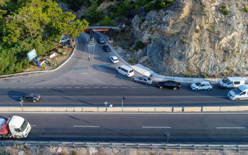 Antalya'da piknik yapmaya koşuldu mesire alanı girişinde 2 kilometrelik kuyruk - Resim: 2