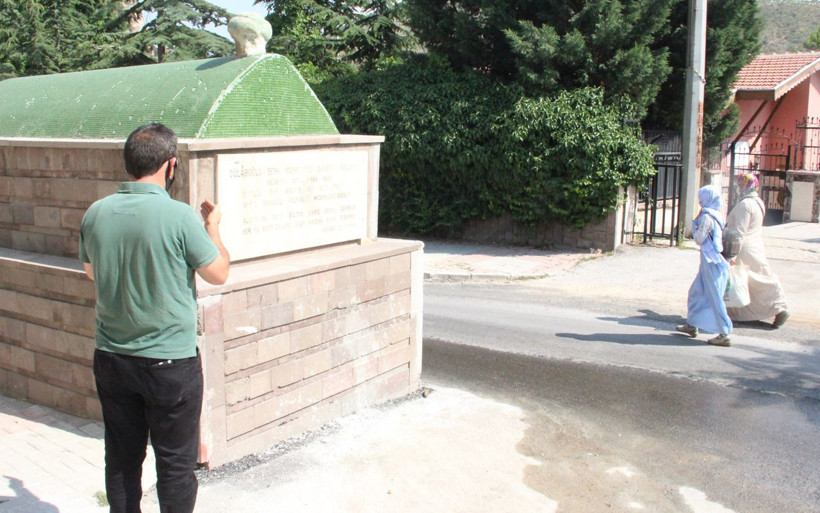 Afyonkarahisar'da 60 yıllık gizemli türbe! Yerini değiştirmek isteyen kepçe kırıldı - Resim: 1