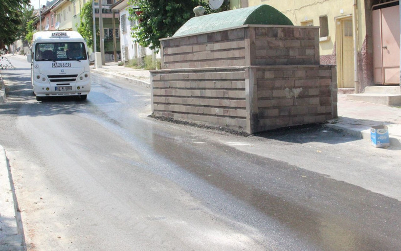 Afyonkarahisar'da 60 yıllık gizemli türbe! Yerini değiştirmek isteyen kepçe kırıldı - Resim: 3