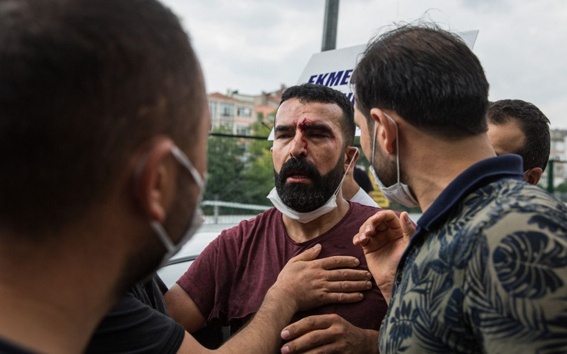 Bakırköy'de yumurtalı pazarcı protestosu! Ekmeğimizden elini çek.. - Resim: 1