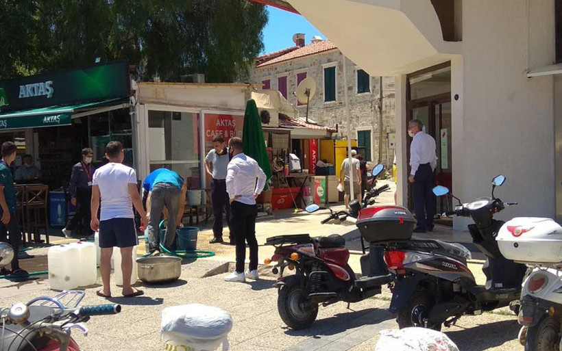 İzmir Foça'da günlerce susuz kalan vatandaş: Denizden evlerimize su taşıdık - Resim: 1