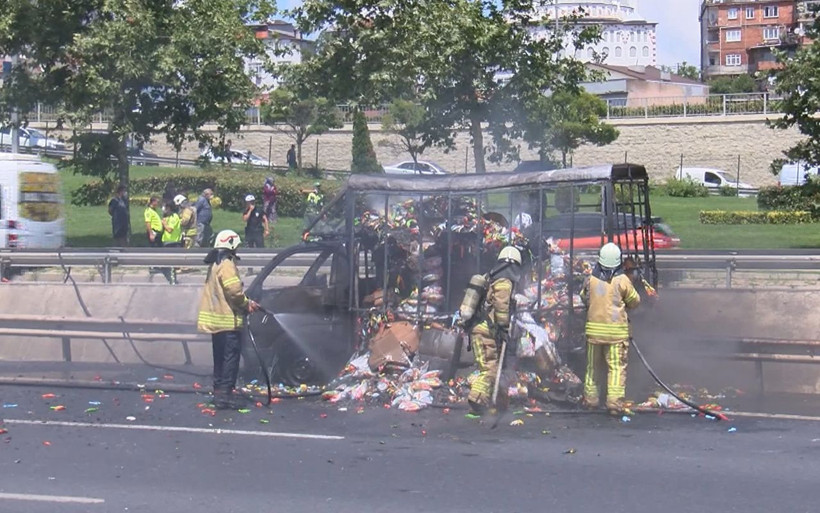 Fatih Sultan Mehmet Köprüsü'nde yangın korkuttu! Balon yüklü kamyonet alev aldı - Resim: 4