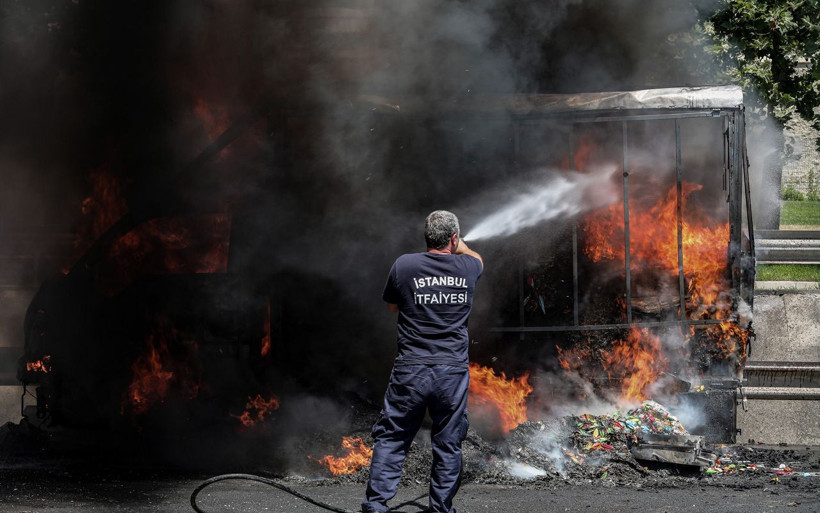 Fatih Sultan Mehmet Köprüsü'nde yangın korkuttu! Balon yüklü kamyonet alev aldı - Resim: 2