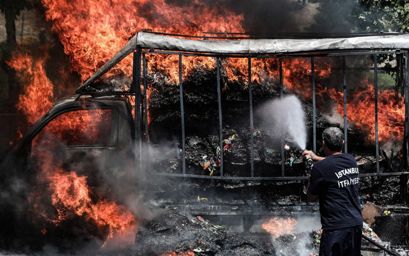 Fatih Sultan Mehmet Köprüsü'nde yangın korkuttu! Balon yüklü kamyonet alev aldı - Resim: 3