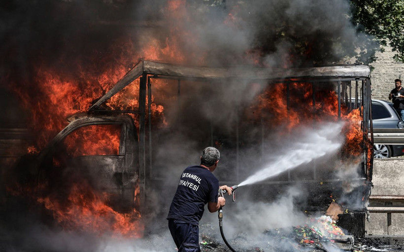 Fatih Sultan Mehmet Köprüsü'nde yangın korkuttu! Balon yüklü kamyonet alev aldı - Resim: 1
