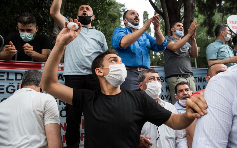 Bakırköy'de yumurtalı pazarcı protestosu! Ekmeğimizden elini çek.. - Resim: 2