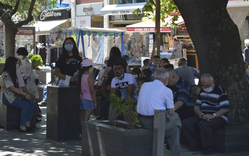 Eskişehir 7'den 70'e sosyal mesafesiz! Görüntüler hem tepki hem koronavirüs çeker - Resim: 2