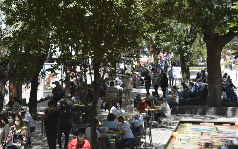 Eskişehir 7'den 70'e sosyal mesafesiz! Görüntüler hem tepki hem koronavirüs çeker - Resim: 4