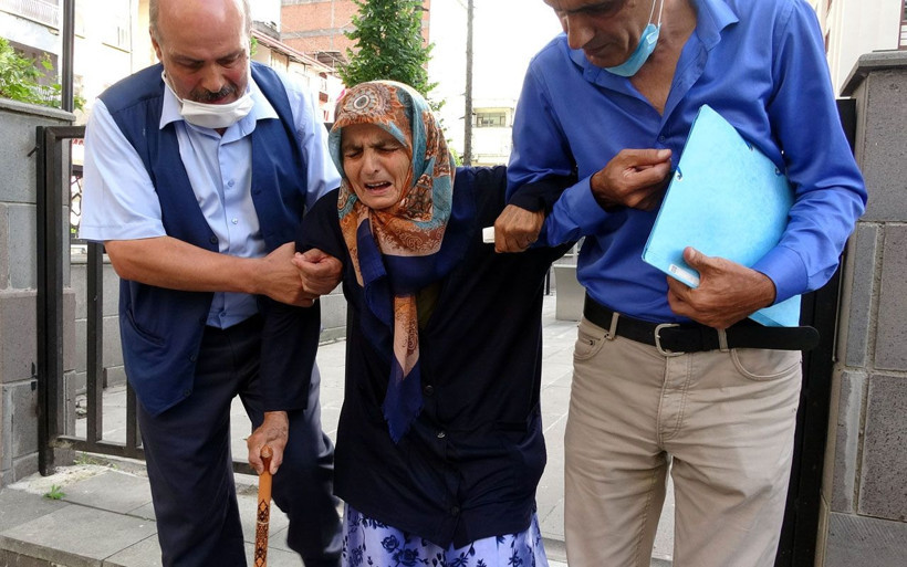 Trabzon'da böyle evlat mı olur! Dövüp sokağa attı, yerlerde sürükledi - Resim: 1