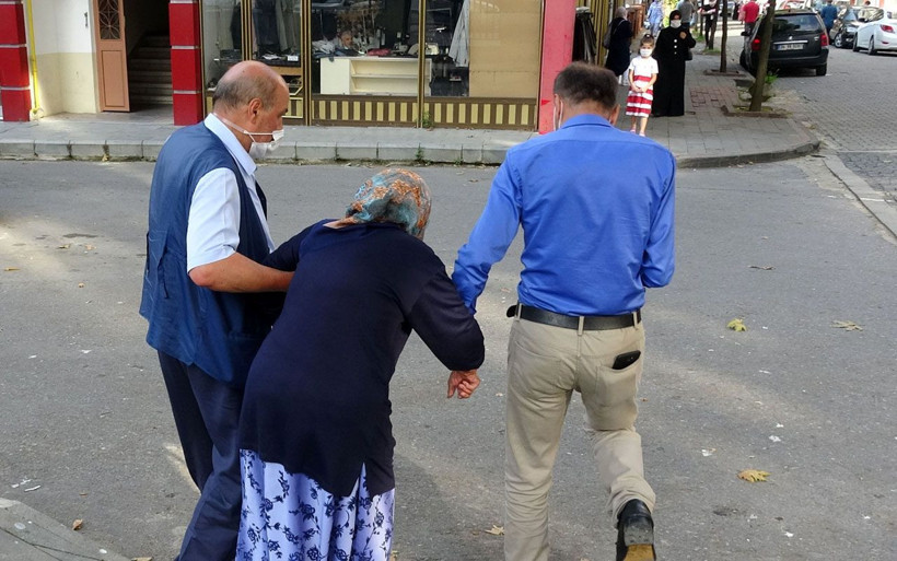 Trabzon'da böyle evlat mı olur! Dövüp sokağa attı, yerlerde sürükledi - Resim: 2