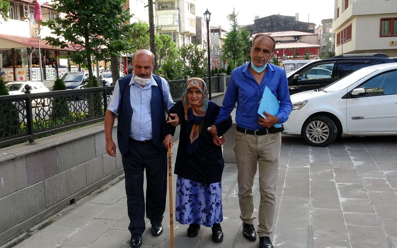 Trabzon'da böyle evlat mı olur! Dövüp sokağa attı, yerlerde sürükledi - Resim: 3