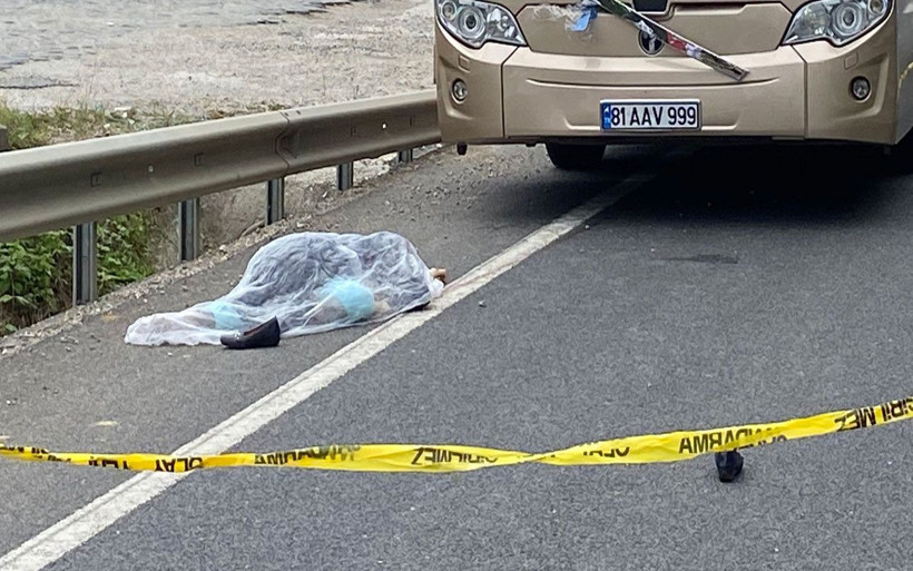 Düzce’de yolcu otobüsünün çarptığı kadın hayatını kaybetti - Resim: 1