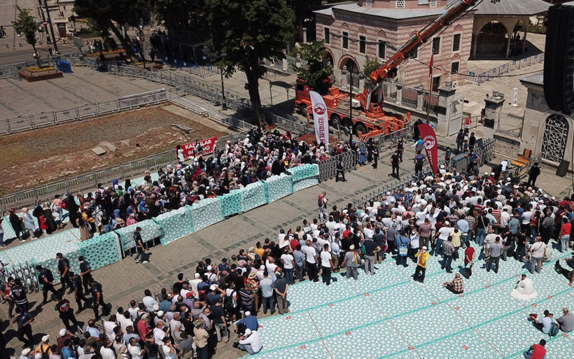 Ayasofya Camii öğle namazı için gelen vatandaşlarla doldu - Resim: 2