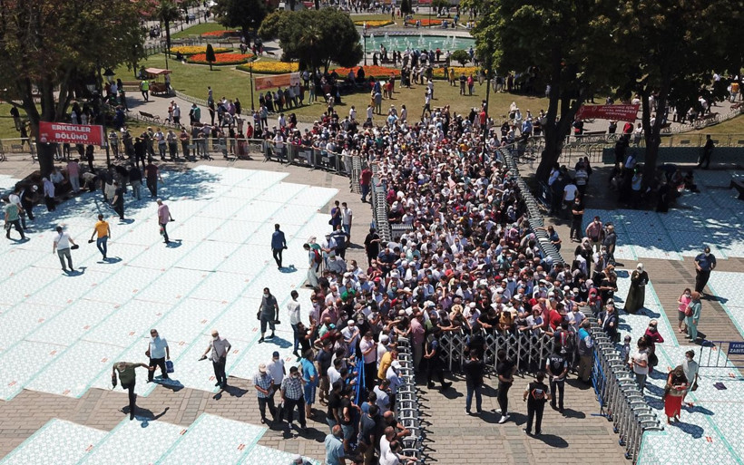 Ayasofya Camii öğle namazı için gelen vatandaşlarla doldu - Resim: 3