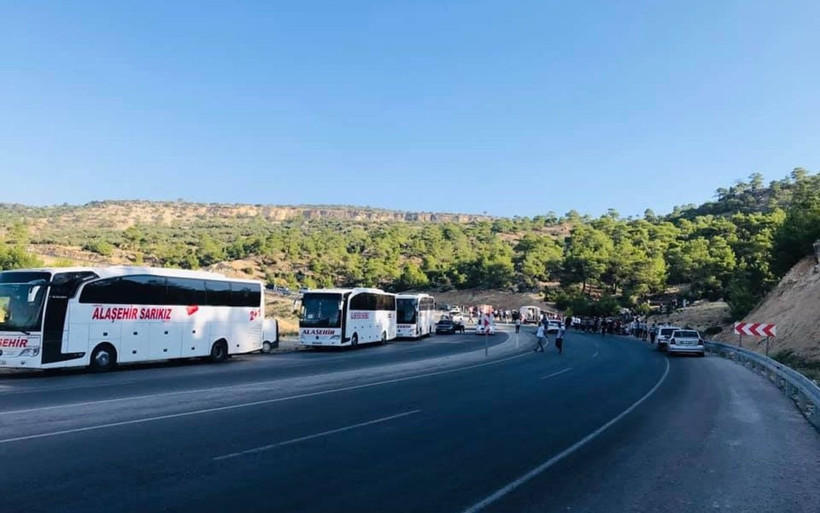 Mersin'de askerleri taşıyan otobüs devrildi: 5 asker şehit oldu - Resim: 2