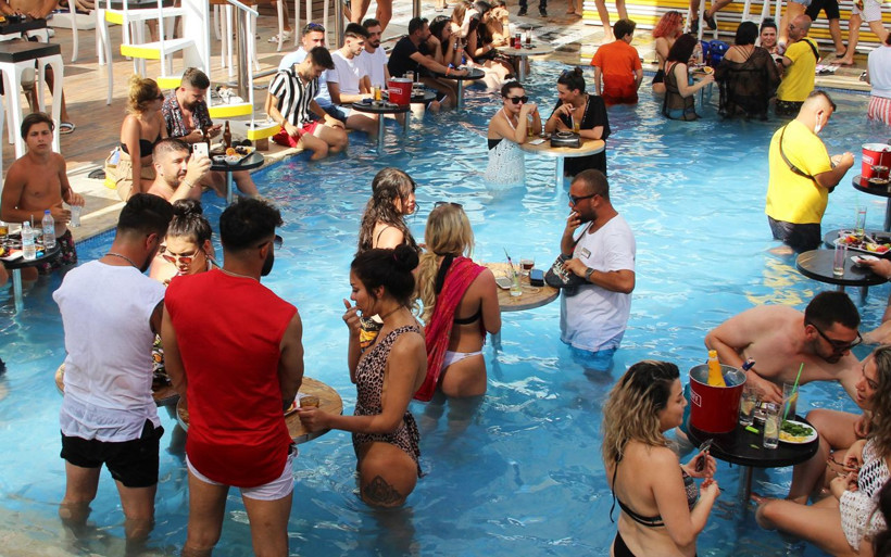 Bodrum'a bayram tatili akını! Sahiller doldu araç girişi devam ediyor - Resim: 2