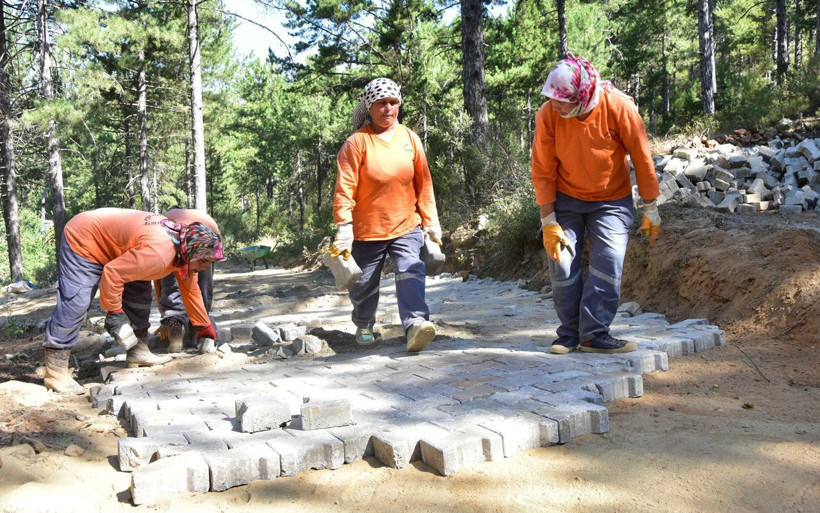 Muğla'da kadınlar bir çok göreve koşuyor kilit parke taşı bunlardan bir tanesi - Resim: 2