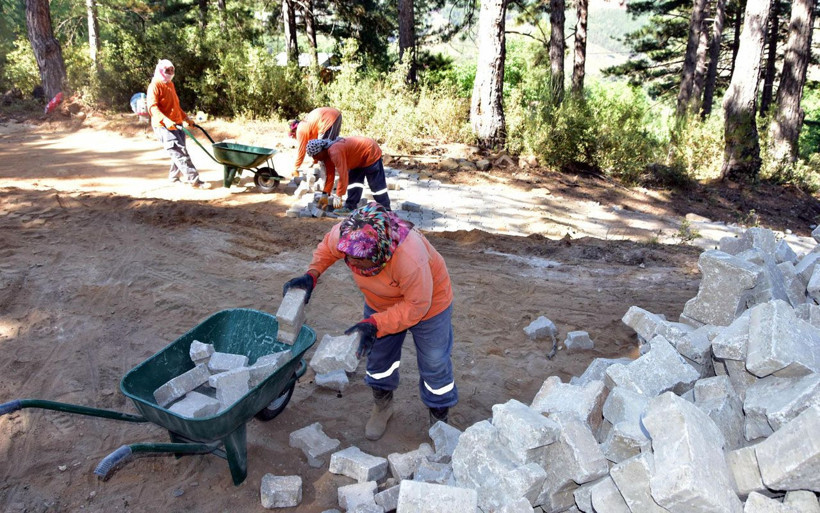 Muğla'da kadınlar bir çok göreve koşuyor kilit parke taşı bunlardan bir tanesi - Resim: 1